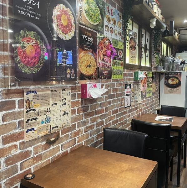 【お一人様や少人数でも大歓迎】隣とのスペースが広く、広々としているため、どなたでもどんなシーンでもお気軽にご利用いただけます。全席喫煙可◎