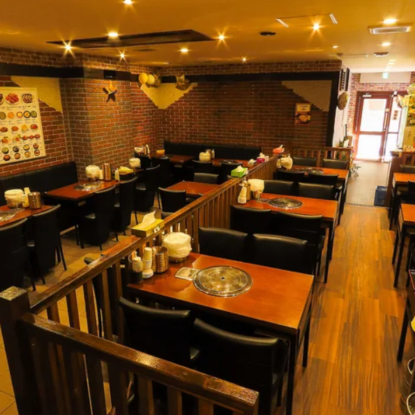 【駅近×深夜5時まで営業】宴会や女子会にぴったりな雰囲気がここに！広々としたお席と明るい雰囲気が、楽しい時間を演出しています。笑い声と美味しい料理が響く素敵な空間で、大切な人たちと思い出に残るひと時を過ごしましょう♪