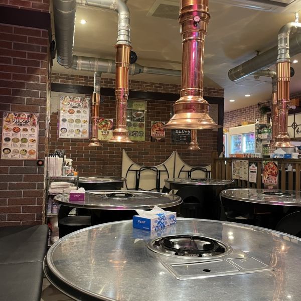 【お一人様や少人数でも大歓迎】隣とのスペースが広く、広々としているため、どなたでもどんなシーンでもお気軽にご利用いただけます。全席喫煙可◎