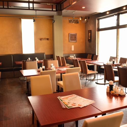 ゆったりとご家族やお仲間と過ごせるテーブル席