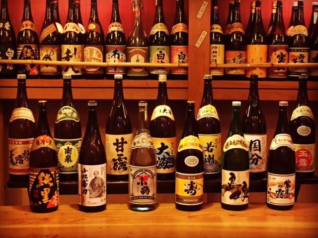 壁一面に焼酎がずらりと並ぶ店内。鹿児島の地方ごとに分けられた焼酎は焼酎好きにはたまらない空間です。銘柄に迷った時は焼酎マイスターの店主までお気軽にご相談ください!