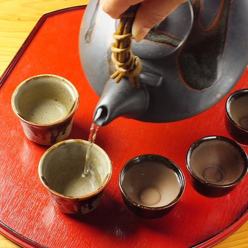 店主おすすめの焼酎を前割り。黒千代香でお愉しみ下さい