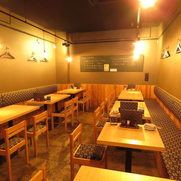 Table seats are available at the back of the store.There are seats for 2 to 4 people, 8 people and so on. By changing the layout, 12 people can enjoy drinking parties and banquets.Please use in various scenes such as after work, fun time with friends!