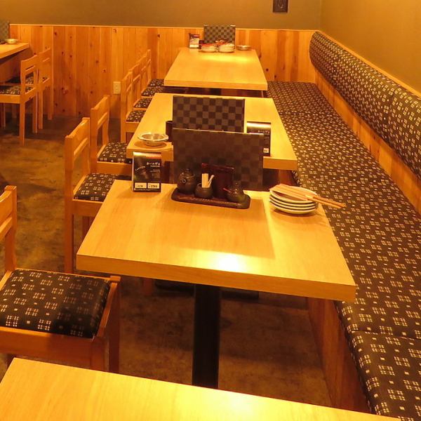 The table seating for four can be a great time with friends.Please enjoy your meal slowly in a chic atmosphere !!