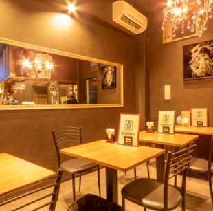 2名様～4名様掛けのテーブル席をご用意しております。女子会、会社の同僚との飲み会、ご家族やご友人との普段のご利用はもちろん、ちょっとしたお集りにも最適です！