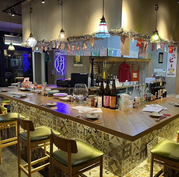 [Counter seats are also available! Single guests are also very welcome★] We are confident that our friendly staff will keep you in good spirits.If you are visiting Okinawa on a business trip or vacation, please stop by! It warms your heart ♪ Please enjoy the night in Okinawa while talking with the staff!