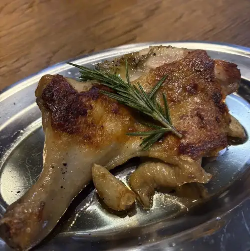 骨付きもも肉の旨味丸焼き