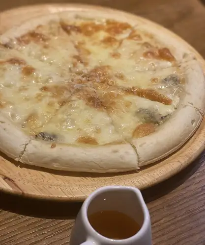 4種のチーズピッツァ