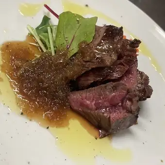 十勝牛ハラミの厚切り炭火焼き~新玉ねぎのソースと~