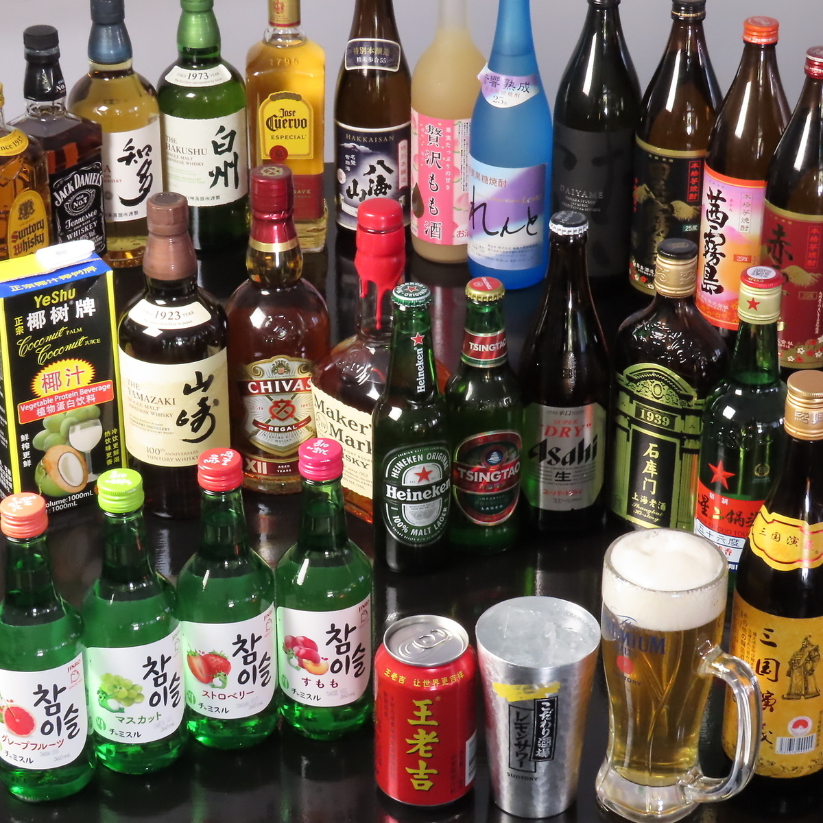 豊富な種類のお酒と中華料理をご堪能ください