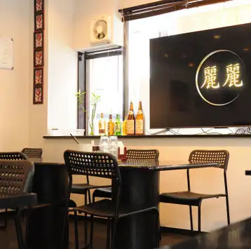 アットホームで開放的な店内には、２名掛けや４名掛けのテーブル席のほか、グループでのお食事にぴったりな円卓も完備しております。少人数での女子会や同僚との気軽な晩酌はもちろん、お一人様でのサク飲みにも使いやすい落ち着いた雰囲気が魅力。様々なシーンに合わせてゆったりとした時間を過ごせる空間です。