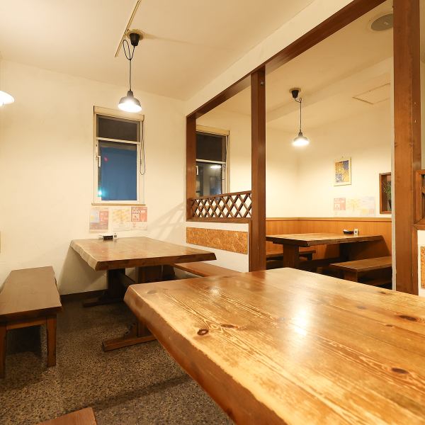 店内は木の温もりを感じるナチュラルなデザインで、なんとテーブルは手作り!アクセスしやすい立地にあり、ベビーカーでの入店も可能!お子様用のお皿も用意もあるので家族連れにも安心です♪また、アレルギー対応はできないのですが、アレルギーをお持ちのお子様は食べられるものを持ち込んでいただいても構いません◎
