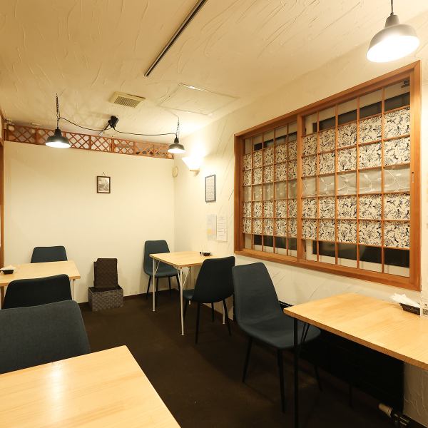 店内は15名以上で貸切可能な広々とした空間を備え、ビュッフェ形式にも対応できる柔軟さが魅力です!宴会やパーティーに最適なレイアウトで、テーブル席を中心に配置。開放感のある雰囲気で、仲間との時間をゆったり過ごせます。大型宴会でも快適に楽しめる設備が整っています◎ぜひお電話でお気軽にご相談ください!!