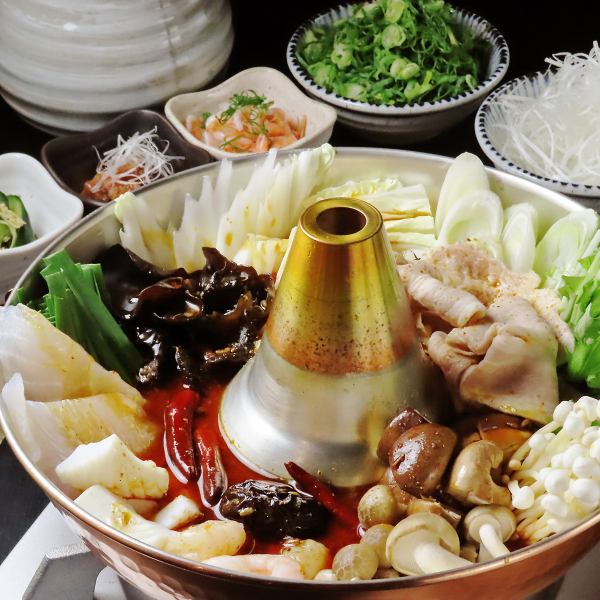 厳選した和豚もち豚を使用し、新鮮な野菜と職人手作りの銅鍋で食べるしゃぶしゃぶは至極の一言！特製の出汁とこだわりの食材が織りなす深い味わいをご堪能ください。お好きなタレと薬味を添えて、自分好みの味を楽しめます。落ち着いた雰囲気の中で、友人や家族、会社の同僚との特別なひとときをお楽しみいただけます♪