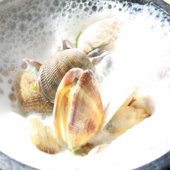 Sake-steamed stone-grilled clams