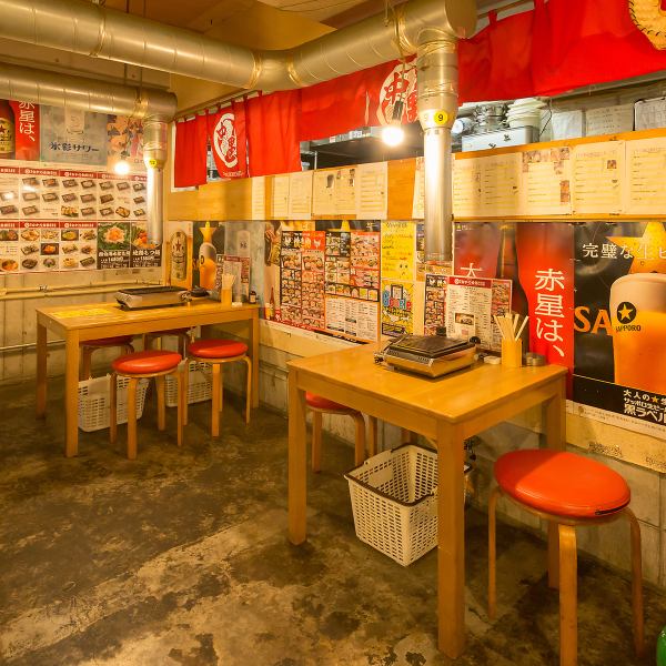 【焼肉スタイル♪焼き物以外のメニューもあり！】各テーブルにはコンロを設置♪その上にはダクトがあるので煙も気になりにくい！焼き方や、焼き加減はお店のスタッフにお任せ下さい♪初めてのお客様には、スタッフが焼きに行きます！（淡路駅/淡路/居酒屋/焼肉/誕生日/女子会/鍋/単品飲み放題/焼鳥/焼き鳥/歓送迎会）