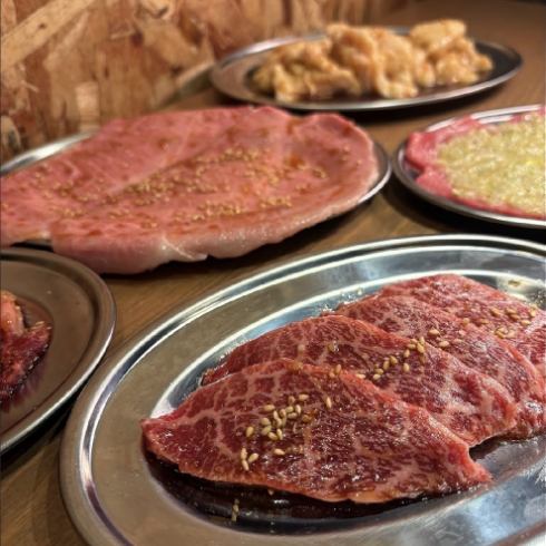 分厚く手切りでご提供◆思わず笑みがこぼれる一級品和牛の焼肉をご堪能あれ。