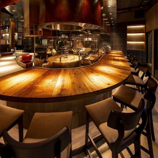 シズル感抜群の店内。調理風景が目の前で見る事の出来るライブカウンターは予約必須。自慢の原始焼き、藁焼きは必ずお召し上がりください。