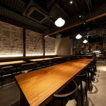 少人数のプライベートなシーンでの利用だけでなく大人数の宴会利用にも対応可能。10名以下の中規模～30名様までの大規模宴会利用にも最適です。落ち着いた雰囲気で美味しいお料理とお酒を存分にお楽しみいただけます。