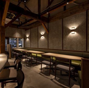 3名～4名様のプライベート宴会利用も可能です。目の前のカウンターの原始焼きの様子や藁焼きの演出もお楽しみいただけます。広々と開放感ある店内は落ち着いて飲食をお楽しみいただけます。