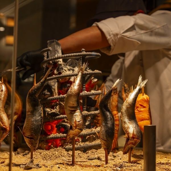 原始焼きのパフォーマンスでお食事を楽しめる。