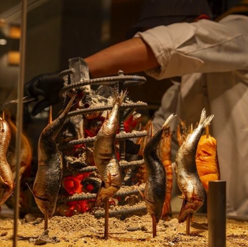 原始焼きのパフォーマンスでお食事を楽しめる。