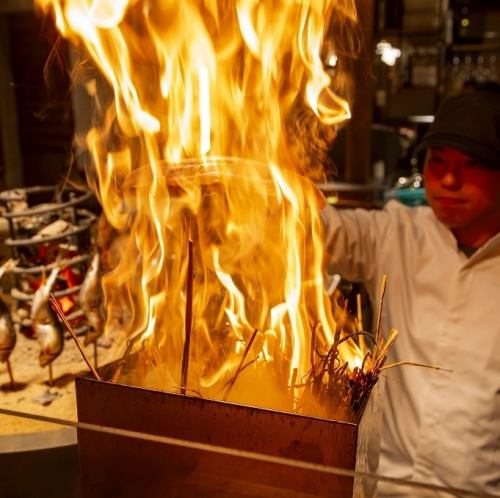 藁焼きもお忘れなく。５感で味わう食のエンタメ空間。