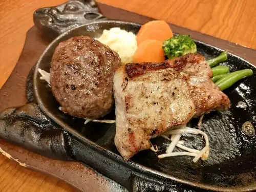炭烤橢圓形漢堡牛排（125克）和炭烤信州太郎豬排（100克）