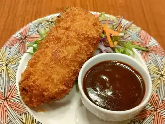 熱氣騰騰、口感黏稠的蟹肉奶油炸丸子