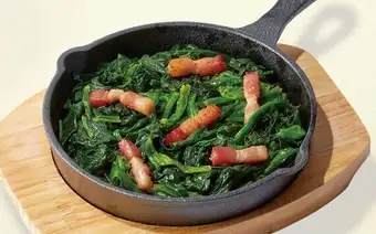 炭烤培根和菠菜，用醬油和奶油翻炒。