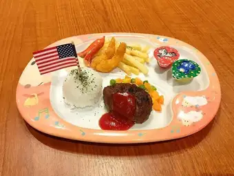 特製兒童餐，含炭烤漢堡牛排