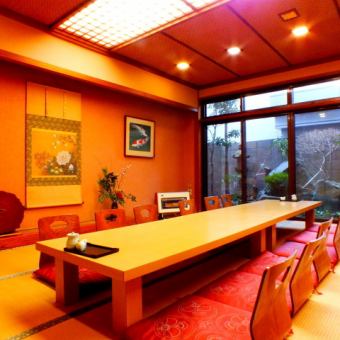 The back parlor can also be reserved for private use.It can accommodate up to 20 people, so it is perfect for company banquets, entertainment, and gatherings with relatives.