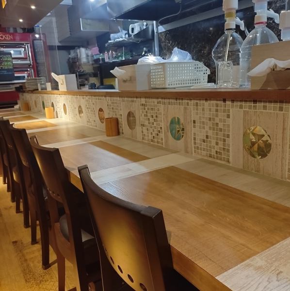 【地下鉄成増駅から3分の好アクセス】店内は、ゆったり座れるソファータイプの4名掛けテーブル席が2つと、2名掛けのテーブル席が1つございます◎お一人様でもくつろげる、カウンター席も5席ご用意しております。様々なシーンでご利用ください。