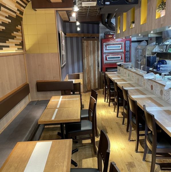 【お洒落な内装が魅力】落ち着いた照明が灯るお洒落な店内は、くつろぎの時間を過ごすのに最適です◎肩ひじ張らずに美味しい串焼きとお酒を楽しめる空間となっております。ゆったりと自慢の料理とお酒をお楽しみください。