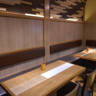 4名様テーブル×2席ございます。