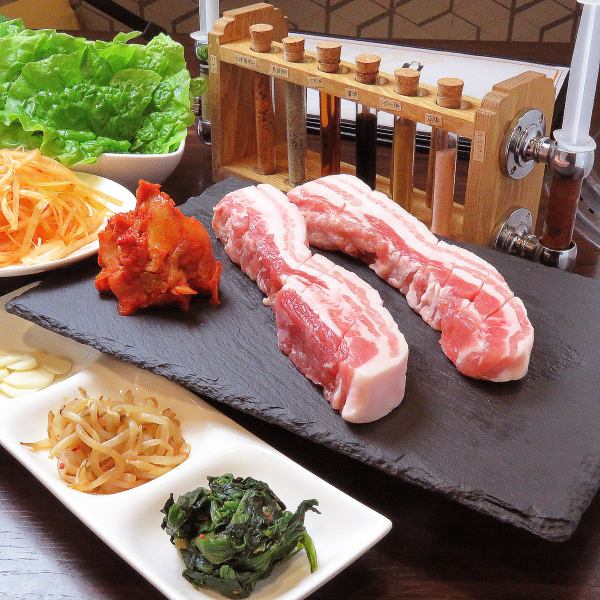 Tejirabo推薦的菜單使用國內品牌豬肉“厚切成薄片的samgyeopsal”柔軟多汁的肉！