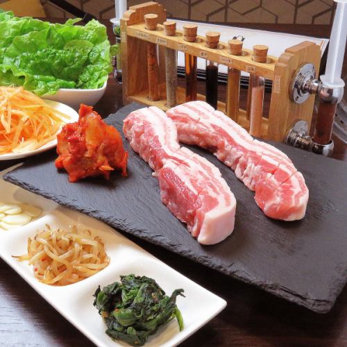 Tejirabo推荐的菜单使用国内品牌猪肉“厚切成薄片的samgyeopsal”柔软多汁的肉！