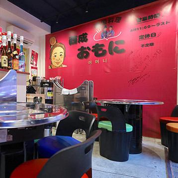 宴会向けにはテーブルを自由にレイアウトでき、最大14名まで着席可能な広さを確保◎韓国直輸入のステンレス製テーブルとカラフルな椅子が並ぶ店内は、異国感漂う空間です。大型宴会にぴったりの開放的な雰囲気で、友人同士や職場の集まりにおすすめ！心を解放して楽しく語らう時間を盛り上げる、プチ旅行気分が心地よい♪