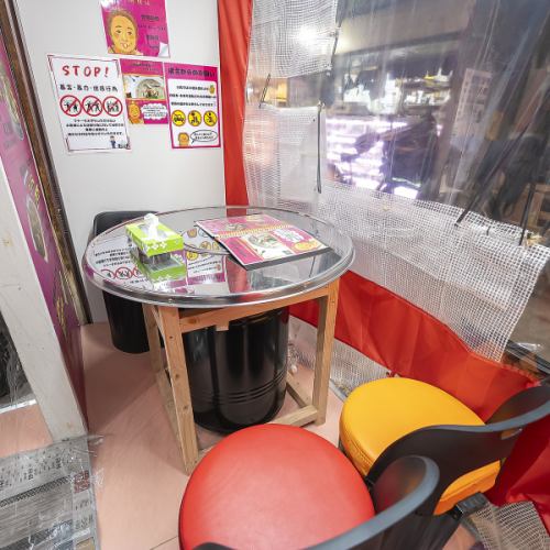 本場韓国から仕入れたテーブルと椅子が全7卓。カラフルで賑やかな家具が、楽しい食事の時間をさらに盛り上げます!本場の韓国料理と一緒に、韓国直送のインテリアが作り出すエネルギッシュな空間を、ぜひ五感でお楽しみください。