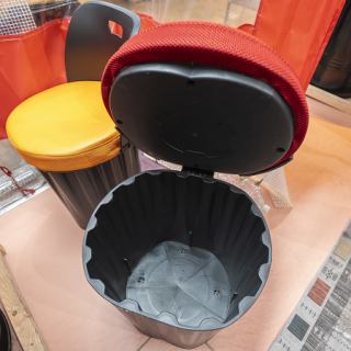 韓国から買い付けたカラフルなテーブルセットの椅子。実はフタを開けると中に荷物を入れられる優れもの。バッグなどの置き場所に困らず、汚れや匂い移りも防げて安心です!活気あふれる空間で、お荷物を気にせず本場の味を思いっきり堪能してください!