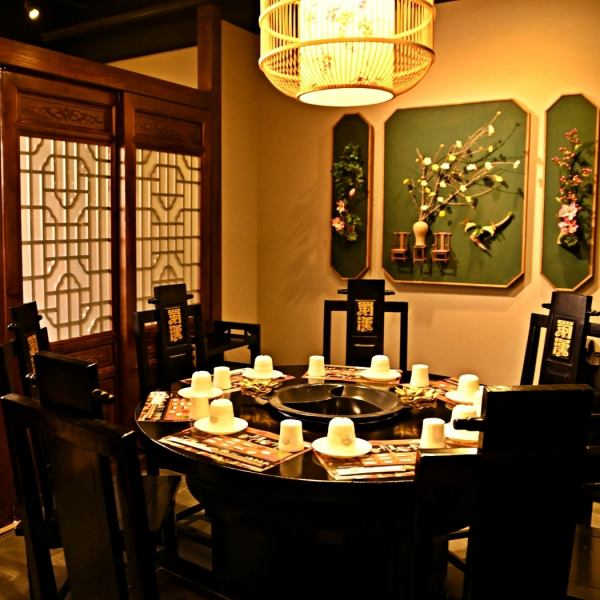 『異国情緒漂う伝統的な装い』四川省成都市の文化が詰まったインテリアに囲まれた空間はまるで中国旅行気分を味わえます！中国の長い歴史を感じるテーブルやインテリアの数々は、中国から取り寄せた職人さんの手作り！大阪の街で歴史を巡る中華の旅を♪