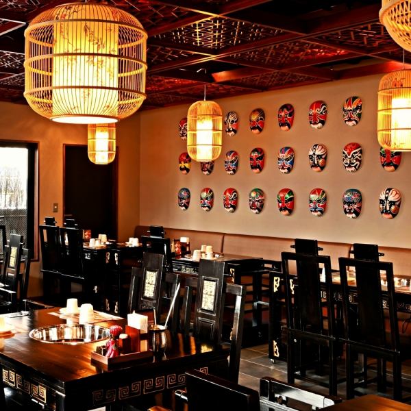 《ご宴会は最大70名様まで可能！》好きな食材を持ち寄り、皆で火鍋をシェア♪椅子席とソファー席の2種類のご用意があるので、シーンに合わせてお好きな方でお楽しみいただけます！名物四川火鍋の中でも、特に九宮格鍋は仕切りがあることにより、ご自分のペースで様々な食材を楽しむことも可能です！