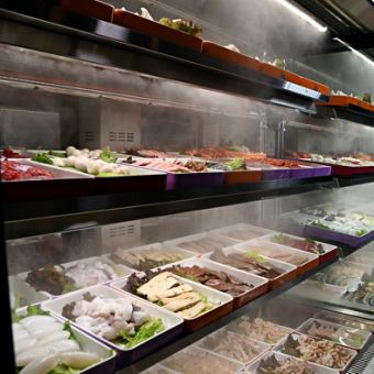 自分で好きな具材を選んで食べる！これこそが本場の四川火鍋店スタイルです。屋根瓦が目印の食材スポットからお好きな野菜やお肉をチョイスしてください。お皿の色の違いで価格が分けられているのも嬉しいポイントです。日本ではなかなか手に入らない貴重な食材も並びます！