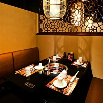 ベンチシートタイプのお席です。2名掛けと4名掛けをご用意しております。半個室風に、仲間内や女子会など少人数でお楽しみいただけます。ゆったりとお寛ぎいただきながら、本格火鍋に舌鼓を打つひと時はクセになります◎