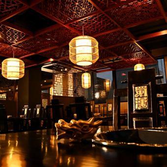 宴会場や個室をつなげると最大70名様ご利用可能に！大人数で贅沢にご利用ください！中国の長い歴史を感じるインテリアが並美、異国情緒漂う雰囲気は圧巻です！