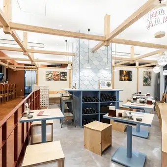 這是一個可供兩人用餐的餐桌區,位於明亮開闊的室內空間。這家餐廳氛圍寧靜,木質裝潢溫暖舒適,非常適合與朋友或伴侶一起用餐,甚至是享用輕鬆的午餐。根據客人人數,最多可容納 12 人。您可以在舒適輕鬆的氛圍中享受美食和交談。