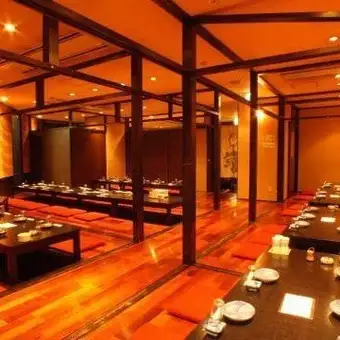我們也提供可容納多達 50 人的私人私人私人客房出租服務。寬敞的場地適合舉辦各種活動,包括公司宴會、歡迎和歡送派對以及同學會。寬敞舒適的環境確保即使在長時間用餐或宴會期間也能享受舒適的體驗。在可容納多人的舒適寬敞的空間裡,享用我們精心烹調的菜餚,度過一段愉快的時光。