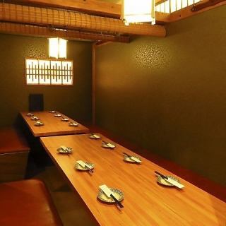 ゆっくりと時が流れるのをお楽しみくださいませ。間接照明と和の装飾の数々が上質な大人の空間を演出しております！多種多少なお席をご用意しておりますので誰と来ても何度来てもお楽しみいただけます♪（川崎 個室 地鶏 焼き鳥 串焼き 食べ放題 飲み放題 日本酒 貸切 接待 宴会 女子会 誕生日)