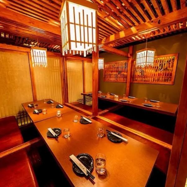 【大人数プライベート個室】10～30名様でもゆったりとお座りいただけるテーブル。最大100名様まで団体貸切可能です！横並びの長テーブルで乾杯もスムーズ。歓送迎会、打ち上げ、同窓会、二次会に人気◎焼き鳥と海鮮のコース、3時間2999円食べ飲み放題も用意。