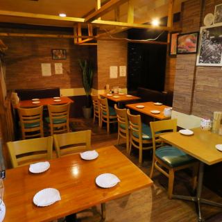 お客様にぴったりのお席でご案内します♪落ち着いた雰囲気かつオシャレな店内の当店は接待、デート、合コン、女子会、各種ご宴会、シーンを選ばずご利用いただけます♪（川崎 個室 地鶏 焼き鳥 串焼き 食べ放題 飲み放題 日本酒 貸切 接待 宴会 女子会 誕生日)